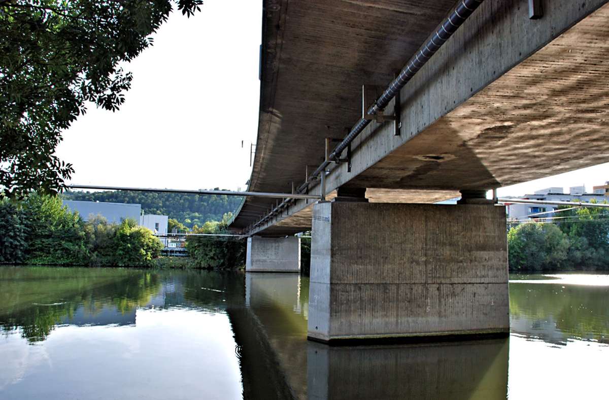 Für den Abriss muss der Schiffsverkehr eingestellt werden: Denn das Brückenmittelstück soll in mehrere, 100 Tonnen schwere Teile zersägt, auf sogenannte Pontons im Neckar abgelassen und per Schiff abtransportiert werden.