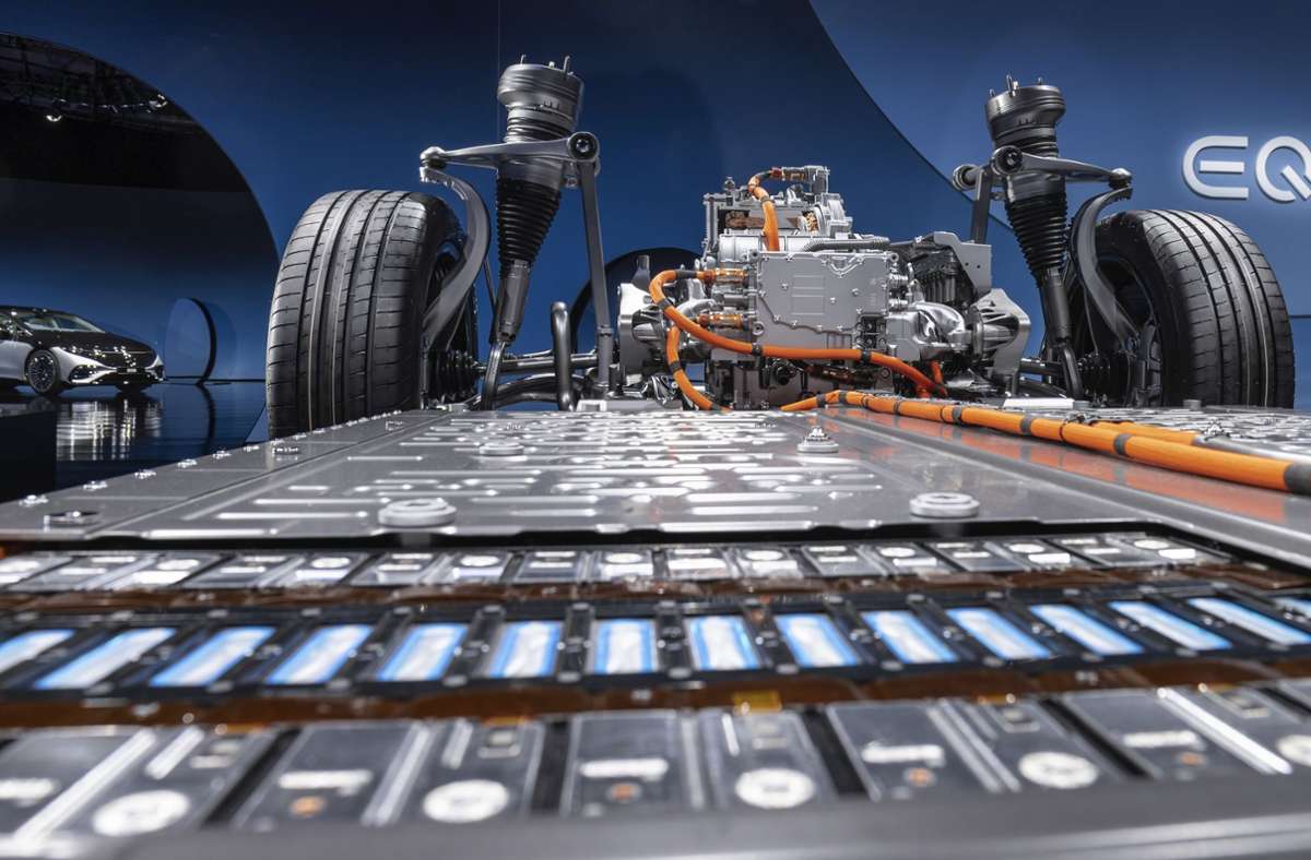 Mit dem EQS startet eine neue Batteriegeneration mit deutlich höherer Energiedichte. Die größere der beiden Batterien hat einen nutzbaren Energieinhalt von 107,8 kWh. Das sind nach Angaben des Autobauers rund 26 Prozent mehr als beim elektrischen Geländewagen Mercedes-Benz EQC.