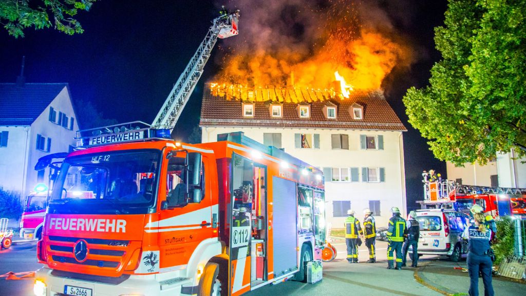 Stuttgart-Zuffenhausen: Dachstuhl lichterloh in Flammen
