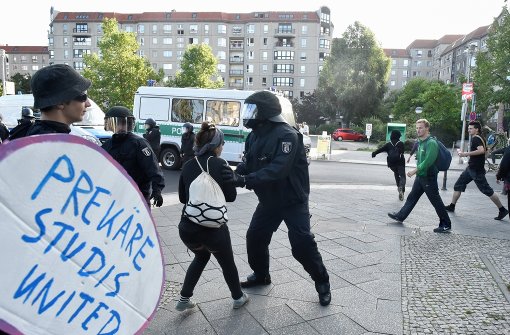 Bei den Demonstrationen des linken Blockupy-Bündnisses am Freitagmorgen in der Berliner Innenstadt ist es nach Polizeiangaben zu ersten vorläufigen Festnahmen gekommen. Foto: dpa
