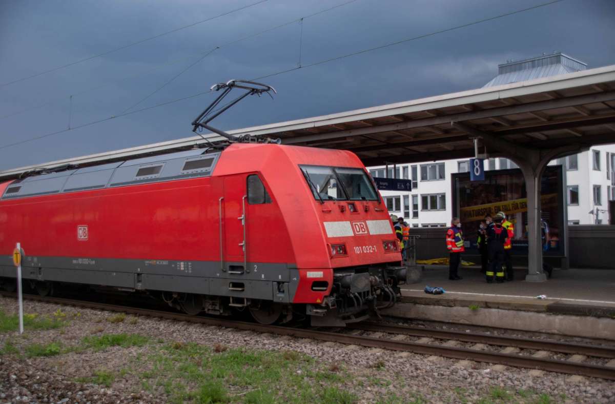 Die Frau wurde am Bahnhof Bad Cannstatt von einem Fernzug erfasst.