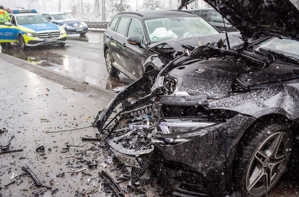 Mutmaßlich wegen gesundheitlichen Problemen sei eine 58-jährige Mercedes-Fahrerin am Mittwoch mit ihrem Wagen in der Kirchheimer Straße in den Gegenverkehr geraten, teilte die Polizei mit.
