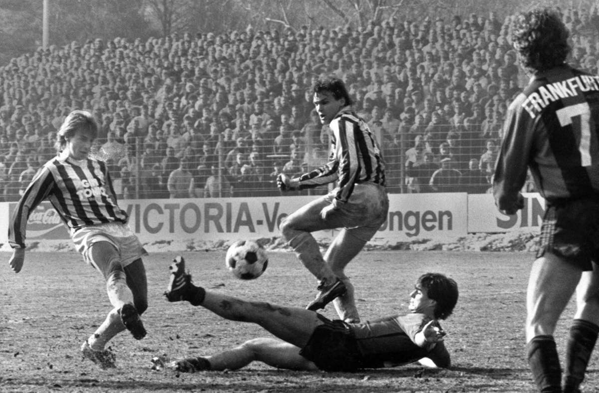 Arthur Jeske trifft 1987 zum 1:0 gegen Eintracht Frankfurt im Viertelfinale. Am Ende siegten die Kickers mit 3:1.