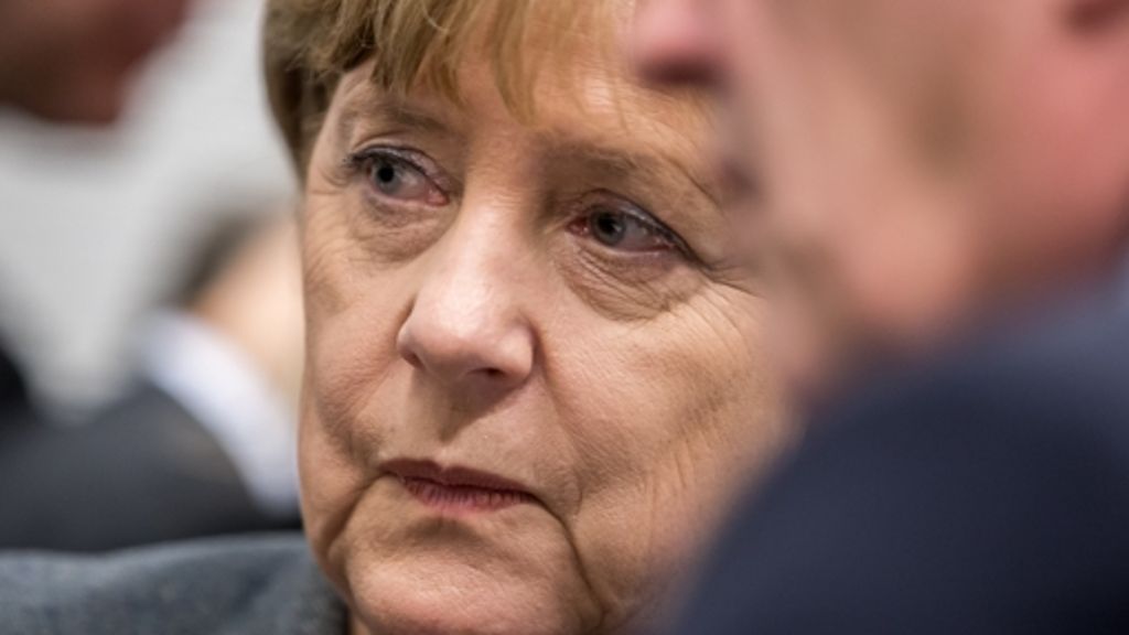  Auf dem CDU-Bundesparteitag in Karlsruhe will Kanzlerin Angela Merkel rund 1000 Delegierte über ihre umstrittene Flüchtlingspolitik abstimmen lassen. Die Grundlage der Abstimmung soll erst am Vorabend vorgelegt werden. 