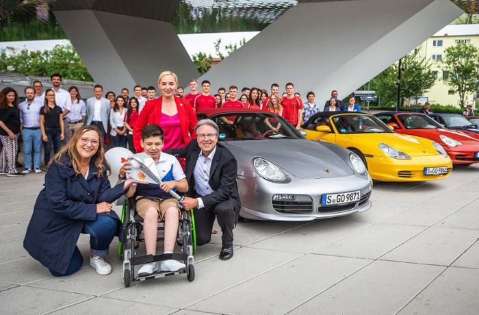 Kinderhospiz Stuttgart: Eine Fackel reist im Porsche durch die Stadt