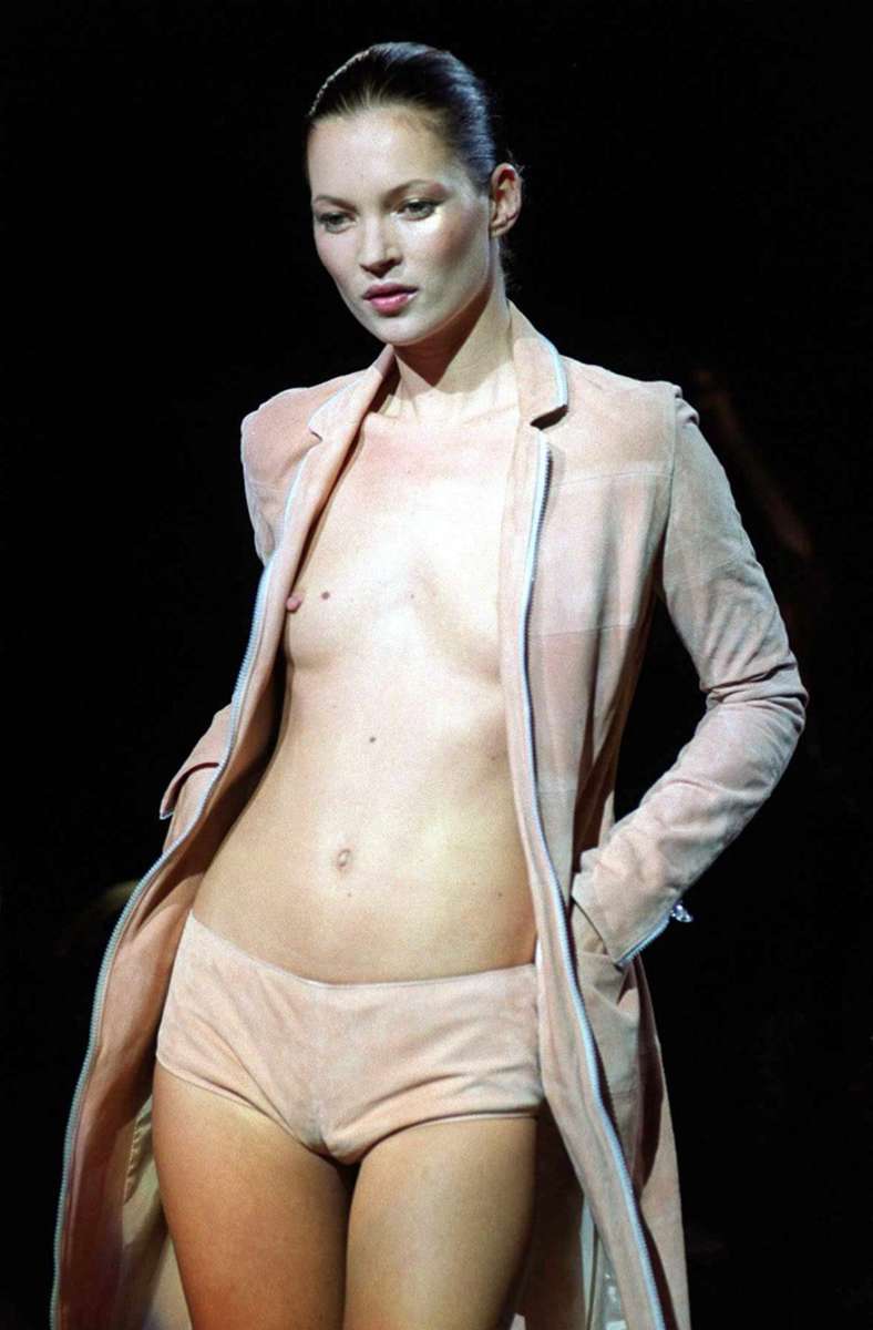 Kate Moss war nie die brave, angepasste Schönheit. Die Britin schaffte den Durchbruch sozusagen als Anti-Model. Mit 1,70 Körpergröße war sie ein wenig zu klein und nicht ganz so makellos wie ihre Konkurrentinnen. Sie kultivierte den „Heroin-Chic“: schwarz geschminkte Augenränder, androgynes Äußeres und knochiger Körperbau.