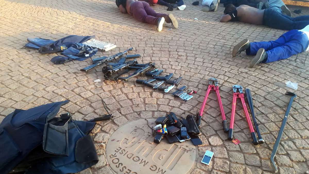  In Johannesburg sind bewaffnete Angreifer in eine Kirch eingedrungen und haben mindestens fünf Menschen getötet. Die Polizei verhaftete im Anschluss fast 50 Verdächtige. 