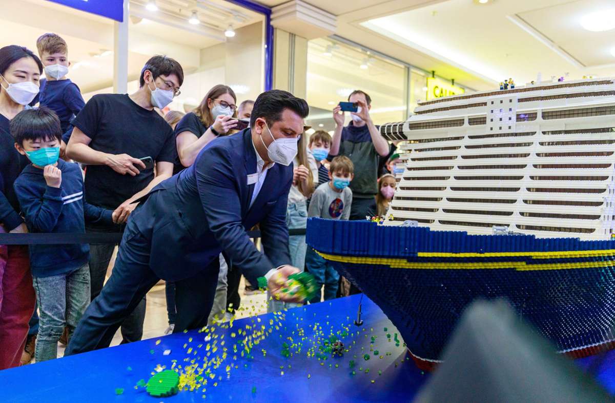Breuninger-Manager Koray Eser tauft das Schiff mit einer Lego-Sektflasche.