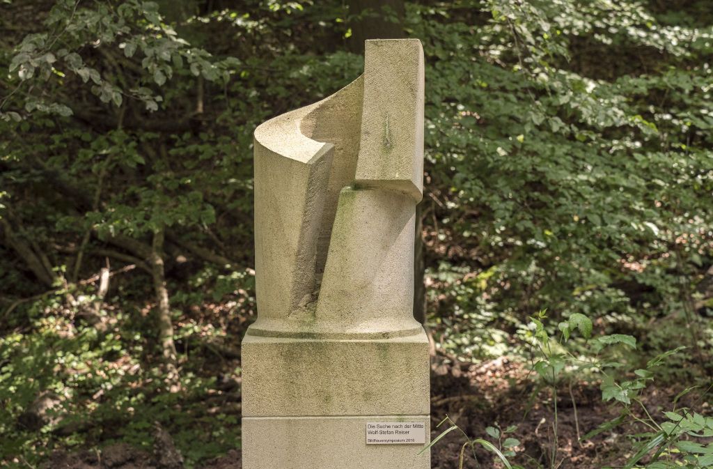 Fünf der Skulpturen stehen quasi Spalier auf dem Weg zur Mitte Baden-Württembergs.