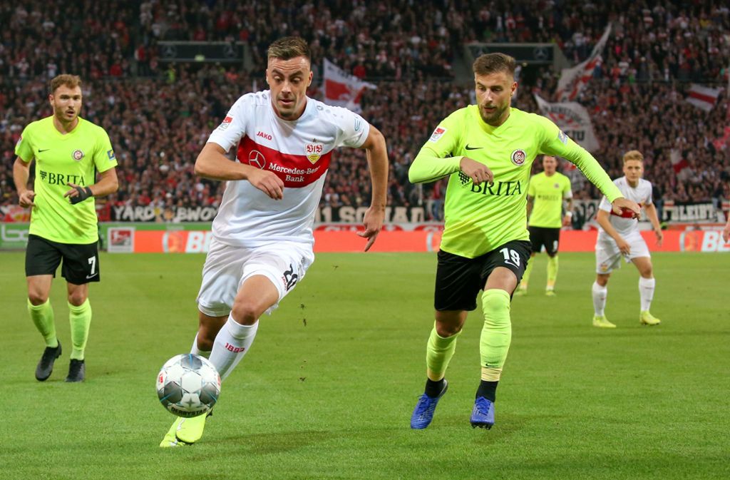 VfB-Spieler Philipp Förster zieht auf der Außenbahn mit dem Ball zum Sprint an. Sein Gegenspieler Michael Niemeyer nimmt die Verfolgung auf.