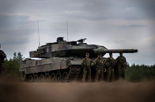 Soldaten vor einem Leopard-2-Panzer der Bundeswehr (Archivbild). Foto: dpa/Michael Kappeler