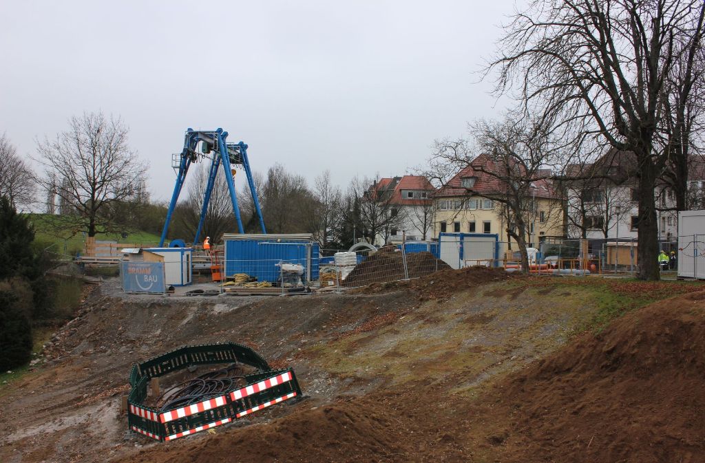 Die Baustelle am Pragsattel lässt von außen nicht erahnen, dass die eigentliche Arbeit 20 Meter tiefer stattfindet.