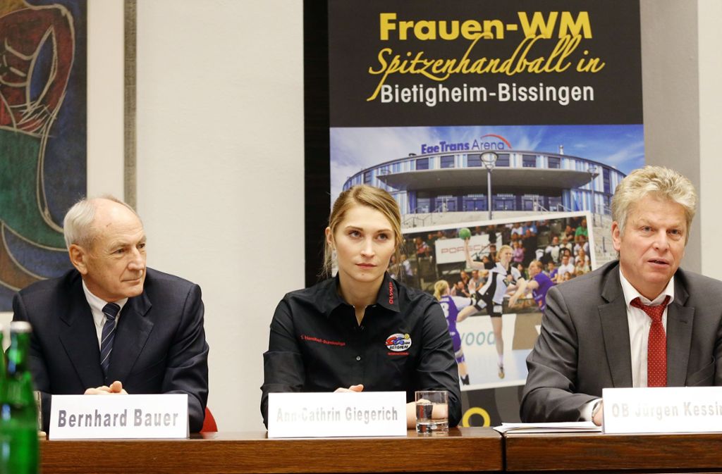 In diesem Jahr finden auch Spiele der Handball-WM in Bietigheim-Bissingen statt. Rechts in Bild: der Oberbürgermeister Jürgen Kessing.