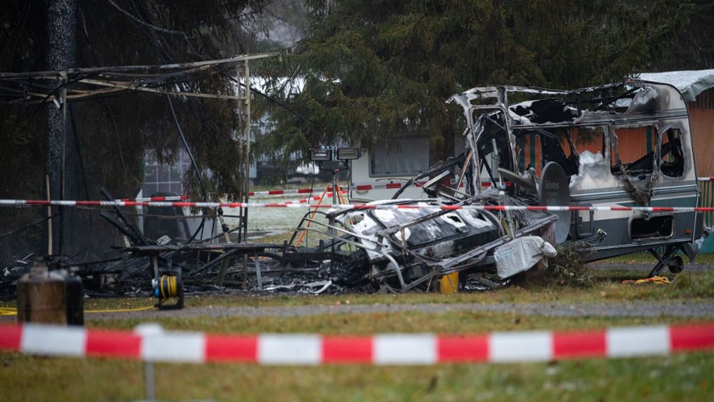 Grausiger Fund in Bad Urach: Leiche in abgebranntem Wohnwagen – Polizei vermutet Unglücksfall