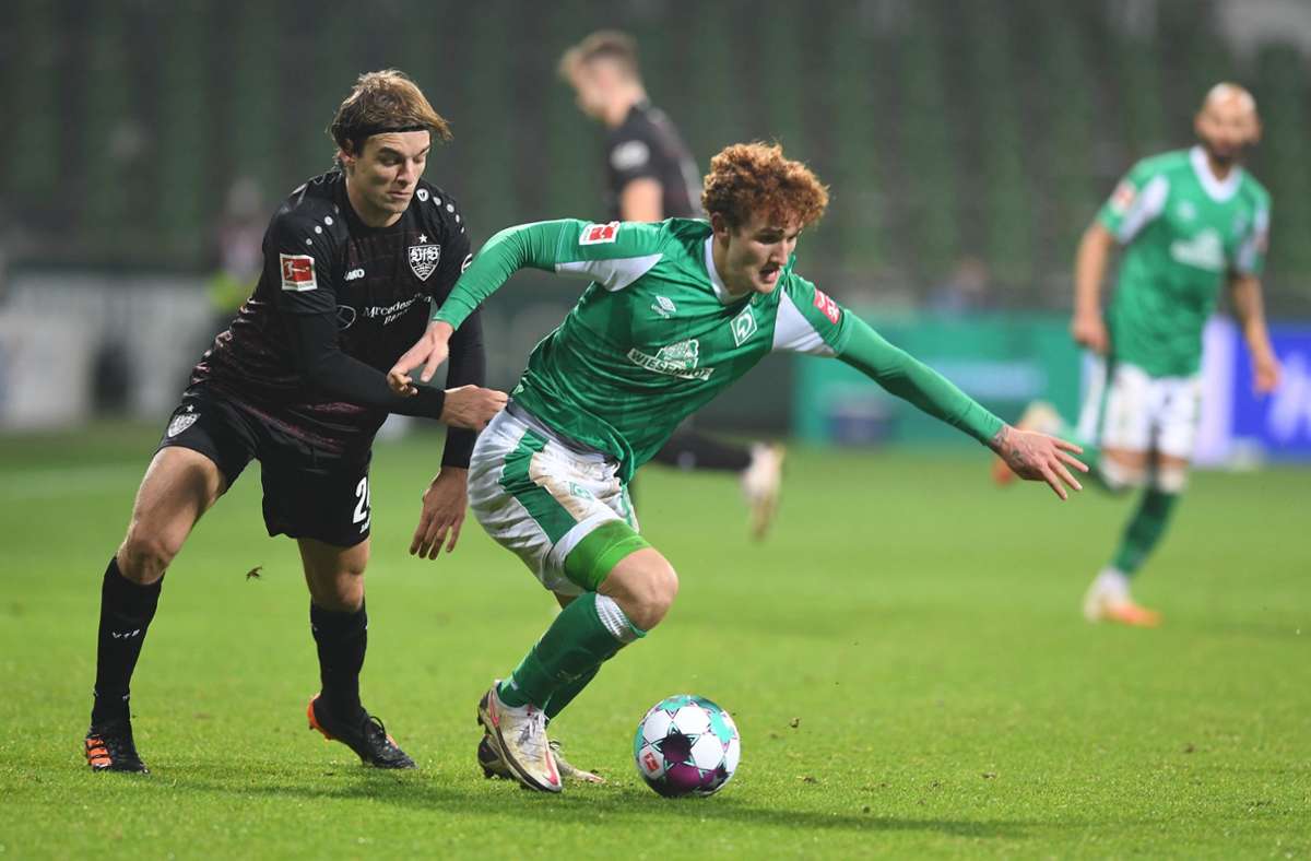 Josh Sargent wird von VfB-Verteidiger Borna Sosa verfolgt.