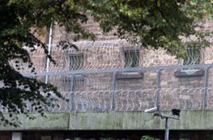 Vermummte sprühen Parolen auf Gefängnismauer