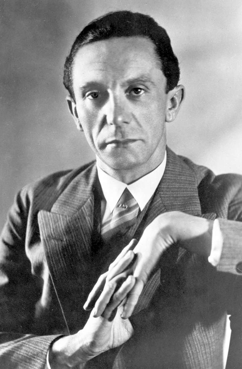 ... Joseph Goebbels, dem Reichspropagandaminister. Er gründete sogar noch eine weitere Band, die schwerpunktmäßig vom Jazz angehauchte Unterhaltungsmusik spielte: das „Deutsche Tanz- und Unterhaltungsorchester“.