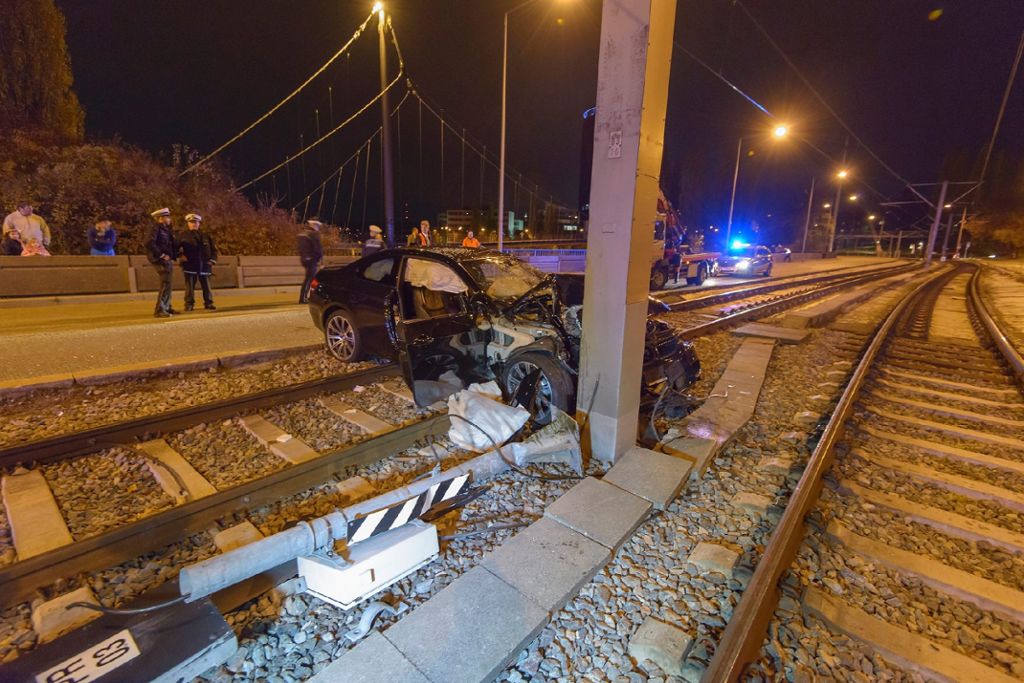 Am Donnerstagabend geriet ein BMW-Fahrer mit seinem Wagen am Löwentor auf die Stadtbahngleise.