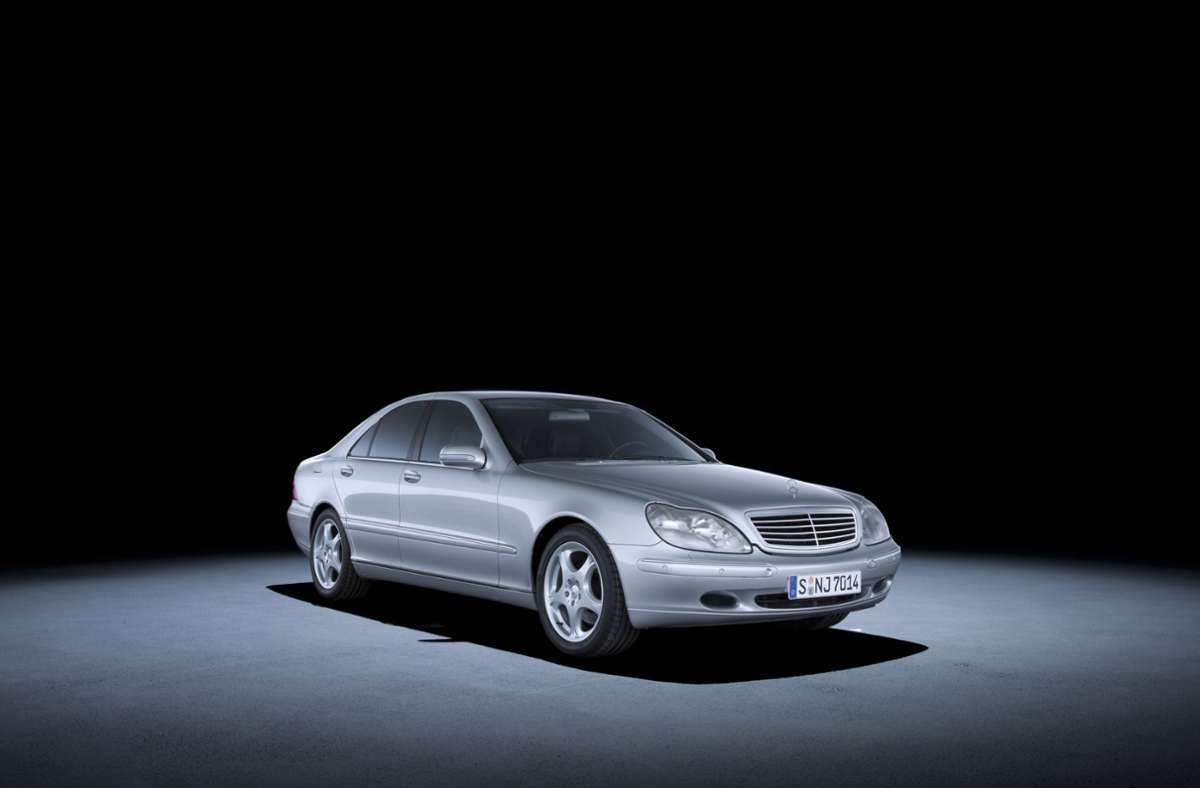 Nach der Kritik, dass die Baureihe 140 zu schwer und zu klobig sei, präsentierte Mercedes im Jahr 1998 eine kleinere und leichtere S-Klasse. Die Baureihe W220 wurde bis 2005 produziert und ist auch optisch klar unterscheidbar zu den Vorgängermodellen, durch die weicheren Kanten und einen kleineren Kühlergrill.