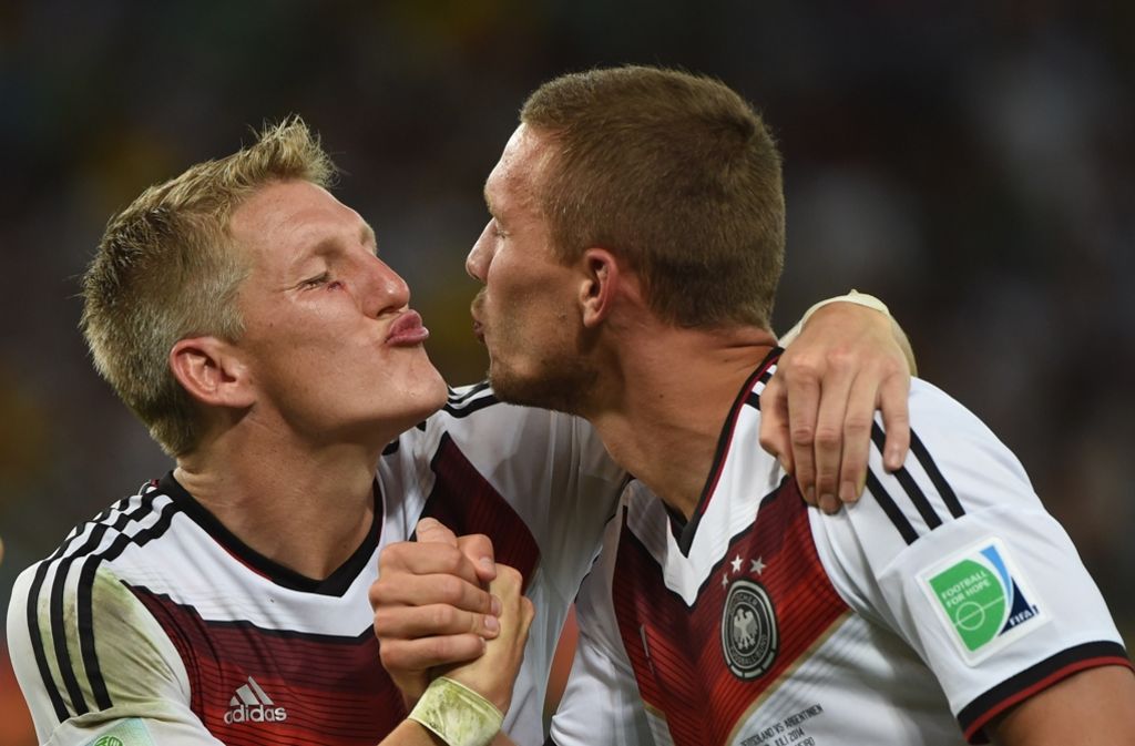 Zusammen mit Kumpel Bastian Schweinstiger feierte „Poldi“ den Titelgewinn nach dem Spiel gegen Argentinien.