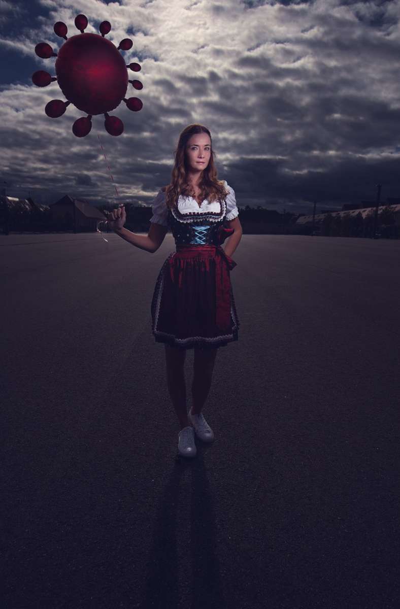 Fotomodel Jasmin Käpplinger hält einen Luftballon in der Hand, der einem Coronavirus gleicht.