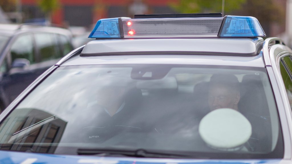 Blaulicht aus Stuttgart: 12. Juli: Senior fährt auf Streifenwagen