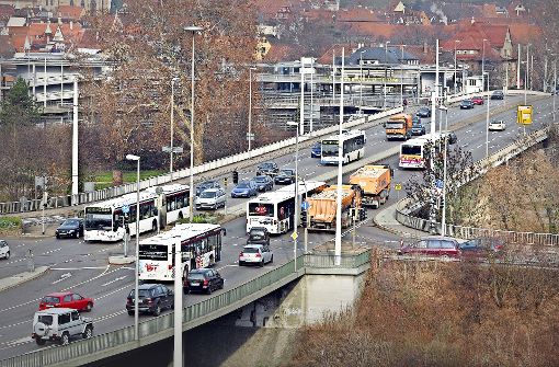 Nun doch schon im Jahr  2019 will die Stadt mit der Sanierung und dem Neubau der Neckarbrücken beginnen. Los geht es mit der  Ertüchtigung der Vogelsangbrücke. Foto: Rudel/Archiv