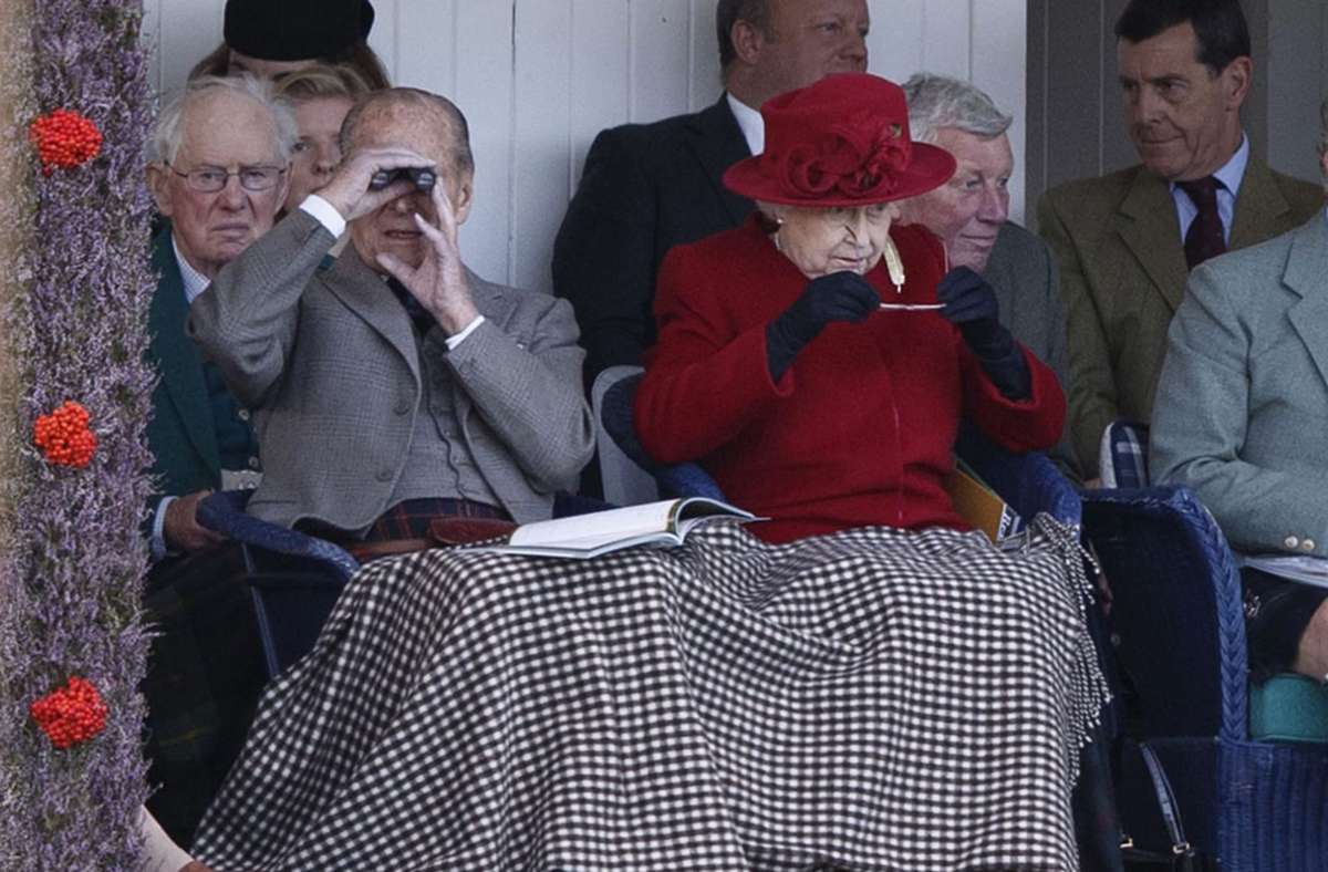 95 Jahre und immer noch im Dienst: Prinz Philip. Auf dem Bild mit seiner Frau, der Queen, im September 2015. Um die Gesundheit des Prinzgemahls soll es nicht zum Besten stehen.