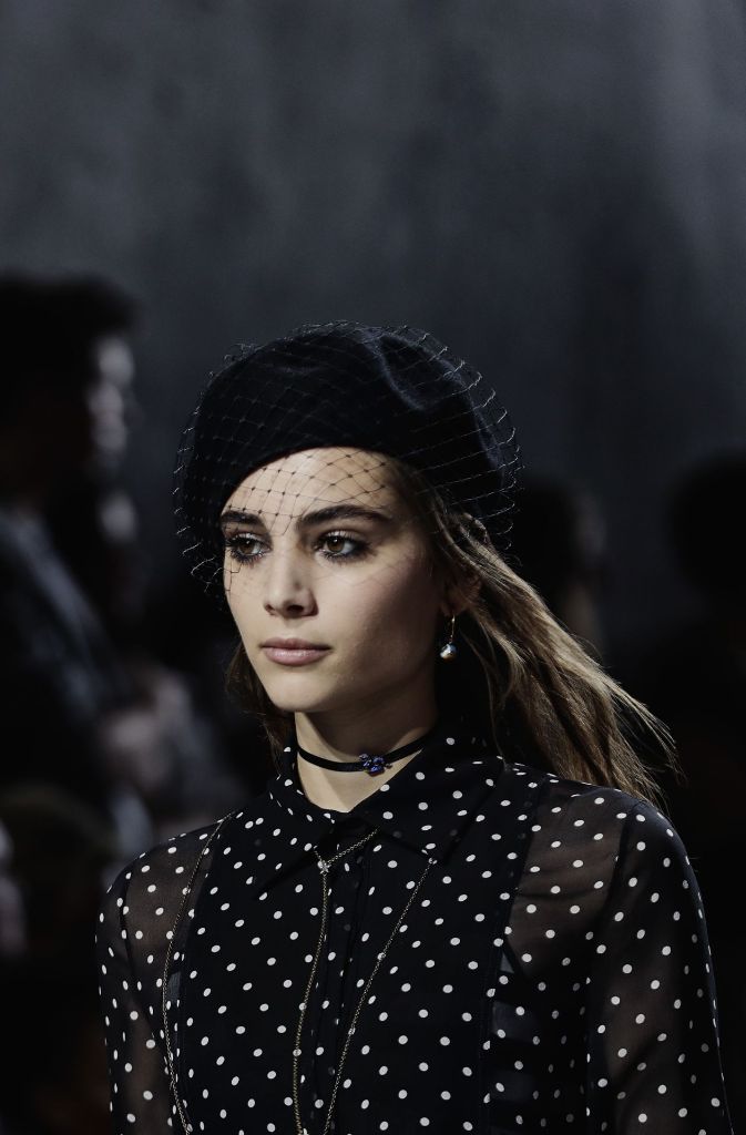 Ausgefallene Kopfbedeckungen werden wieder Trend. Baretts, Basken- oder Kapitänsmützen werden bei diesem Look aus der Christian-Dior-Show in Paris mit einem möglichst femininen Outfit kombiniert.