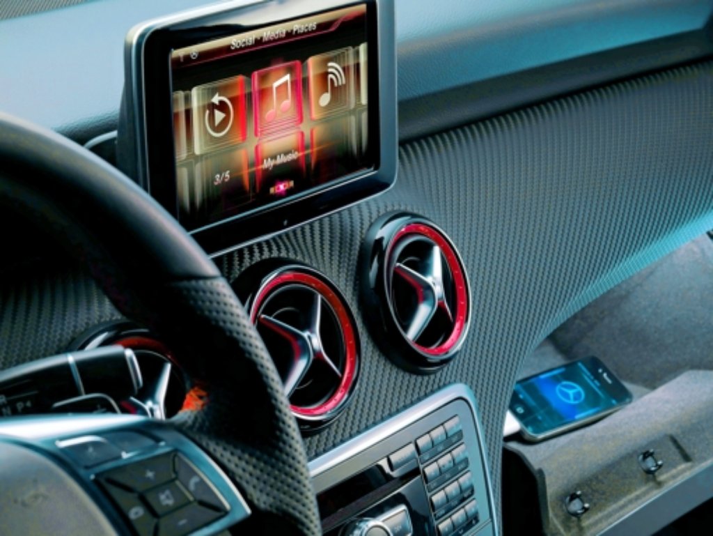 Bei der neuen A-Klasse von Mercedes-Benz wird das iPhone im Handschuhfach über ein Kabel angeschlossen.