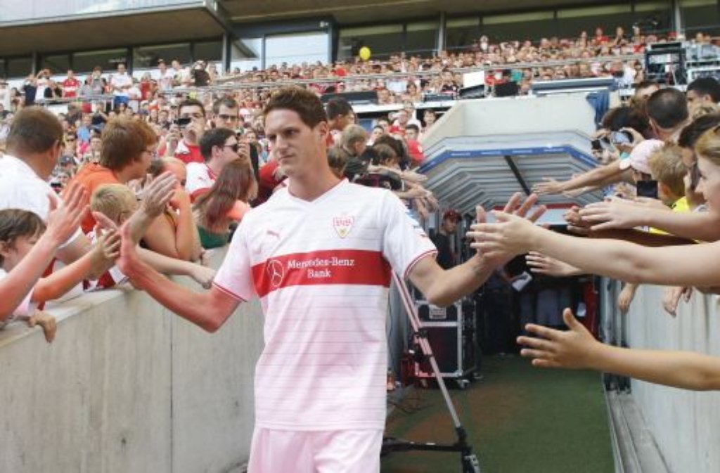 Abwehrspieler Benedikt Röcker wechselt vom VfB Stuttgart in die Zweite Liga. Er verteidigt künftig für die SpVgg Greuther Fürth.