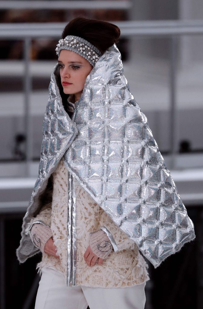 Mode kann auch praktisch sein. Chanel zeigt für die kalten Tage eine Variante mit Rettungsdecke im Stepp-Look.