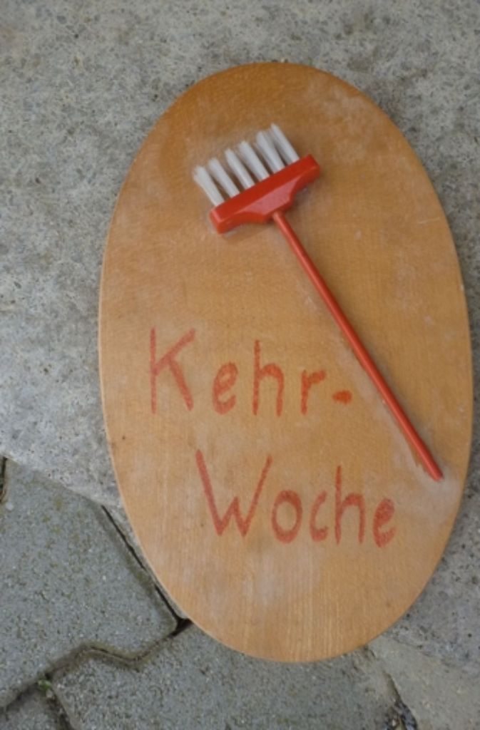 Seit 61 Jahren hängt das Kehrwochenschild von Heinz Schlüter in seinem Haus in Degerloch.
