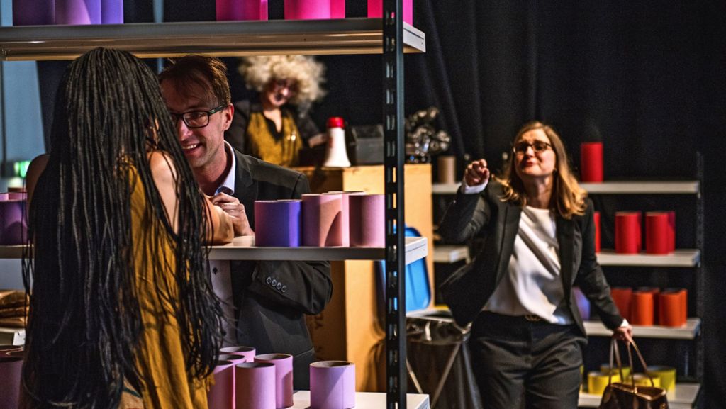 Dacapo-Premiere im Göppinger E-Werk: Ganz schön schräges Theater aus dem Supermarkt des Lebens