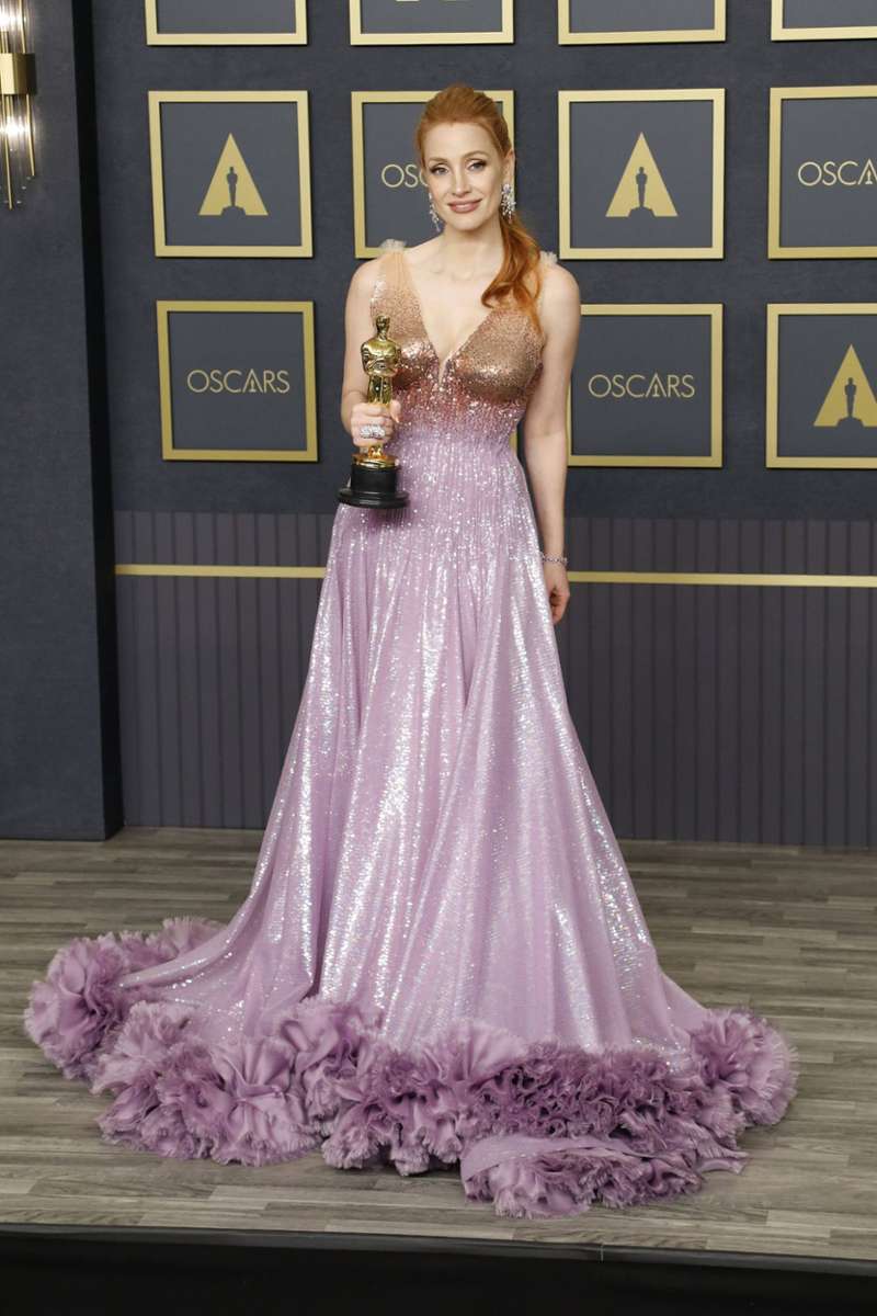 Gut, dass Jessica Chastain 2022 den Oscar als beste Hauptdarstellerin bekam – ihr Gucci-Kleid war nämlich weniger preisverdächtig. Es ging oben in Gold gut los, verlor sich dann aber in einem fliederfarbenen Rock, dessen Bordüre irgendwie an die Frisur von Sesamstraßen-Tiffy erinnert.