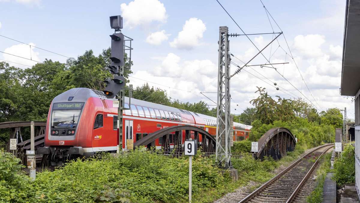 Vorfall im Kreis Heilbronn: Kinder legen Schottersteine auf Schienen – Zug evakuiert