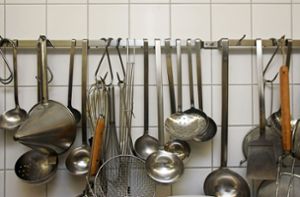Die Betriebe  müssen   ihre Küchenutensilien vorschriftsgemäß reinigen. Foto: Avanti/Ralf Poller