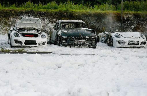 Im Hamburger Porschezentrum sind bei einem Brand acht Fahrzeuge größtenteils ausgebrannt. Foto: dpa