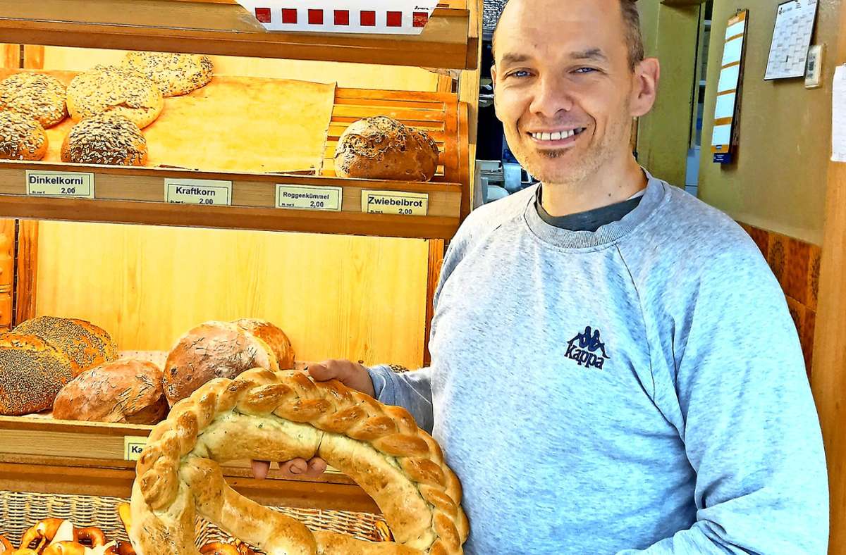 Bäckermeister Christian Saur zeigt eine seiner Neujahrsbrezeln.