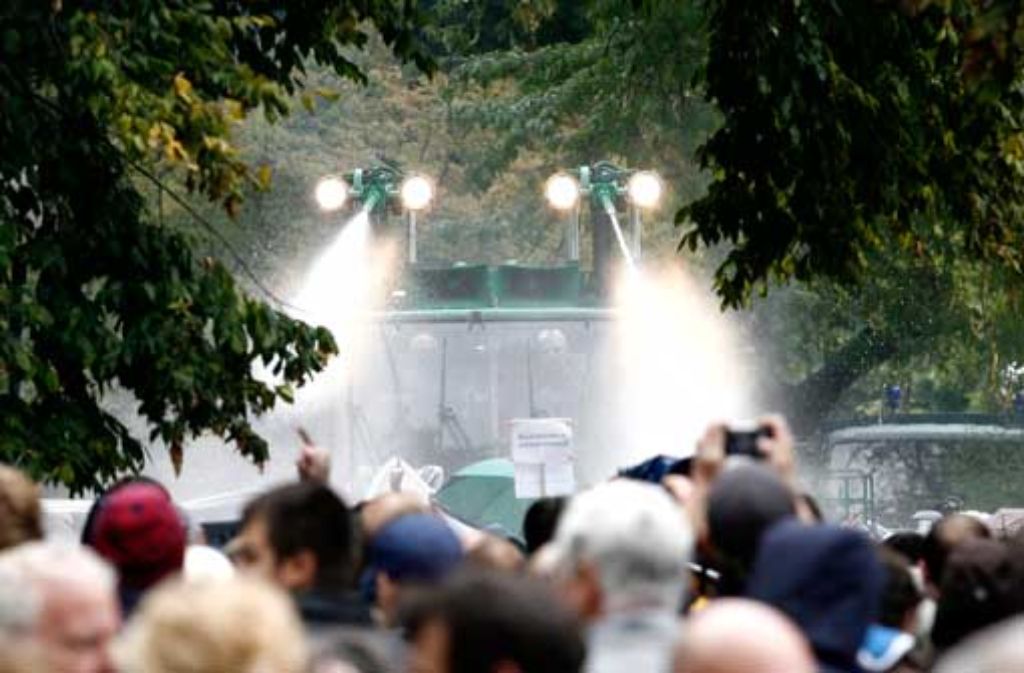 Am 30. September hat die Polizei im Stuttgarter Schlossgarten auch Wasserwerfer eingesetzt.
