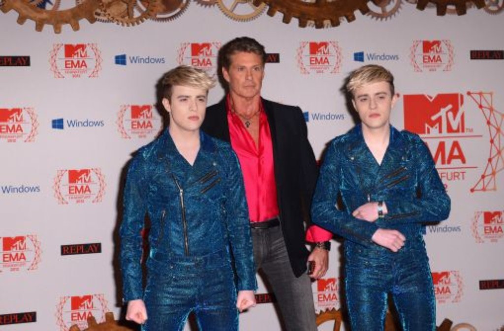 US-Sänger und Schauspieler David Hasselhoff (Mitte) mit den Jedward Twins