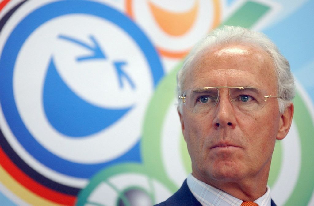 1990 wurde Beckenbauer auch als Trainer Weltmeister. Als Chef des Organisationskomitees holte er die WM 2006 nach Deutschland – doch diesbezüglich wurden nach und nach Ungereimtheiten bekannt.