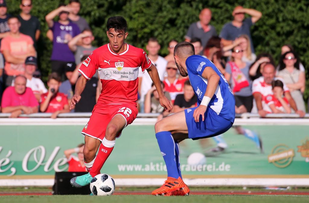 Beim bayerischen Regionalligisten FV Illertissen kamen die Stuttgarter anschließend nicht über ein 3:3 hinaus. Der argentinische Neuzugang Nicolas Gonzalez (am Ball) führte sich mit zwei Toren prächtig ein, zudem traf Heimkehrer Daniel Didavi per Foulelfmeter.
