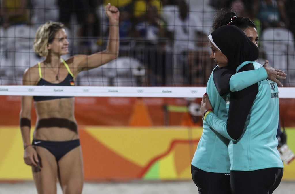 Neuerdings gibt es bei Olympia auch Beach-Volleyball im Kopftuch: Die ägyptischen Spielerinnen Nada Meawad und Doaa Elgobashy (rechts) spielten gegen das deutsche Beachvolleyball-Team Laura Ludwig und Kira Walkenhorst.