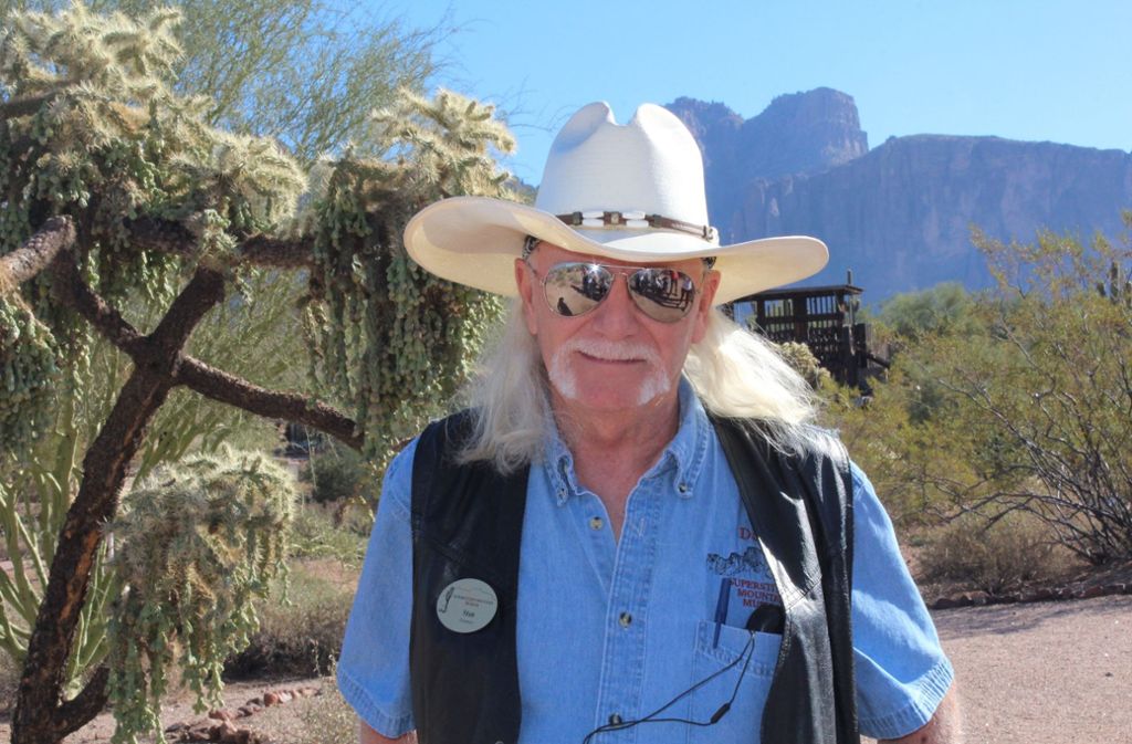 Mit der Geschichte der Indianer in Arizona beschäftigt sich auch das Superstition Mountain Museum. Stan Backenstoss arbeitet hier als Guide.
