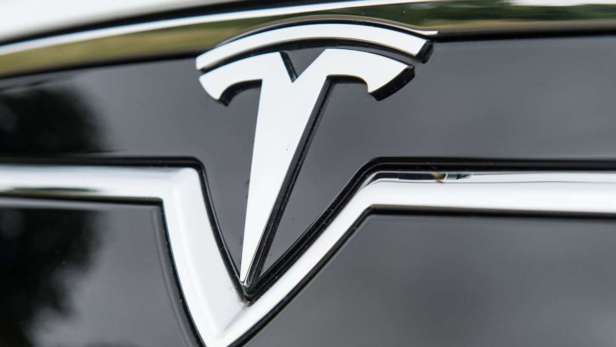 Kanadische Polizei stoppt Wagen: Tesla-Fahrer soll bei Tempo 140 geschlafen haben