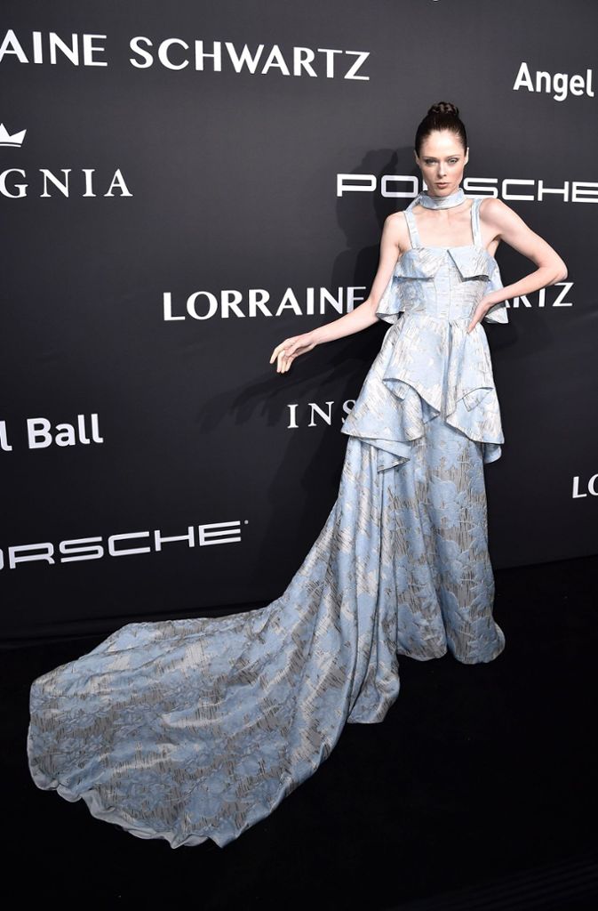 Das kanadische Model Coco Rocha in extra langem Kleid