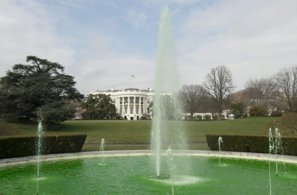 Es grünte auch vor dem weißen Haus in Washington. Dort tönte man das Wasser des Springbrunnens. Normalerweise treten Präsidenten an dieser Stelle ihr Amt an.