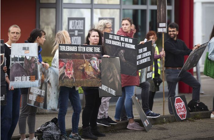 Protest in Backnang: Tierschützer mit Mahnwache vor Metzgerei