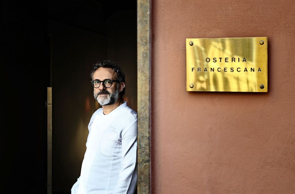 Massimo Bottura vor seinem Restaurant in Modena. Seine revolutionären Interpretationen der italienischen Küche machten ihn berühmt. Mehr in unserer Bildergalerie. Außerdem: Welche Köche wichtig waren und heute noch sind.